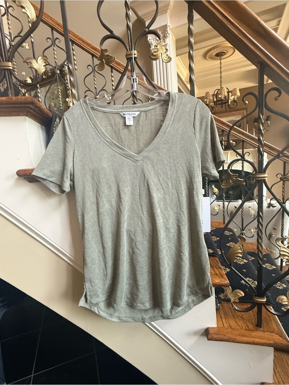Athleta NWT Breezy Scoop V Neck Tee. Green. Size S